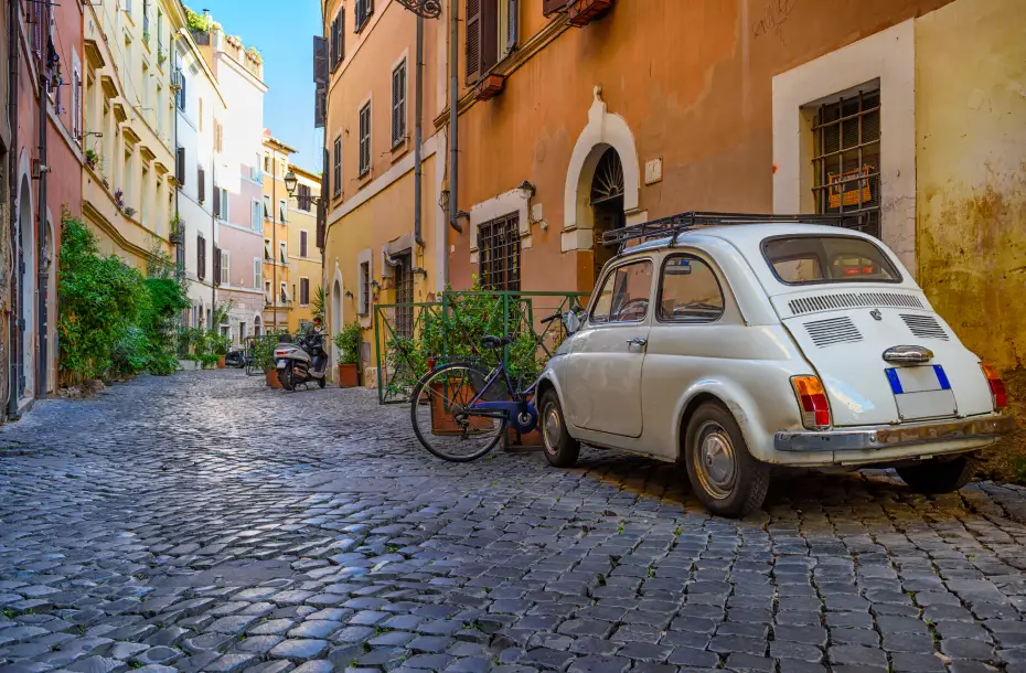 Vieille rue avec une voiture italienne garée à Trastevere, Rome, Italie