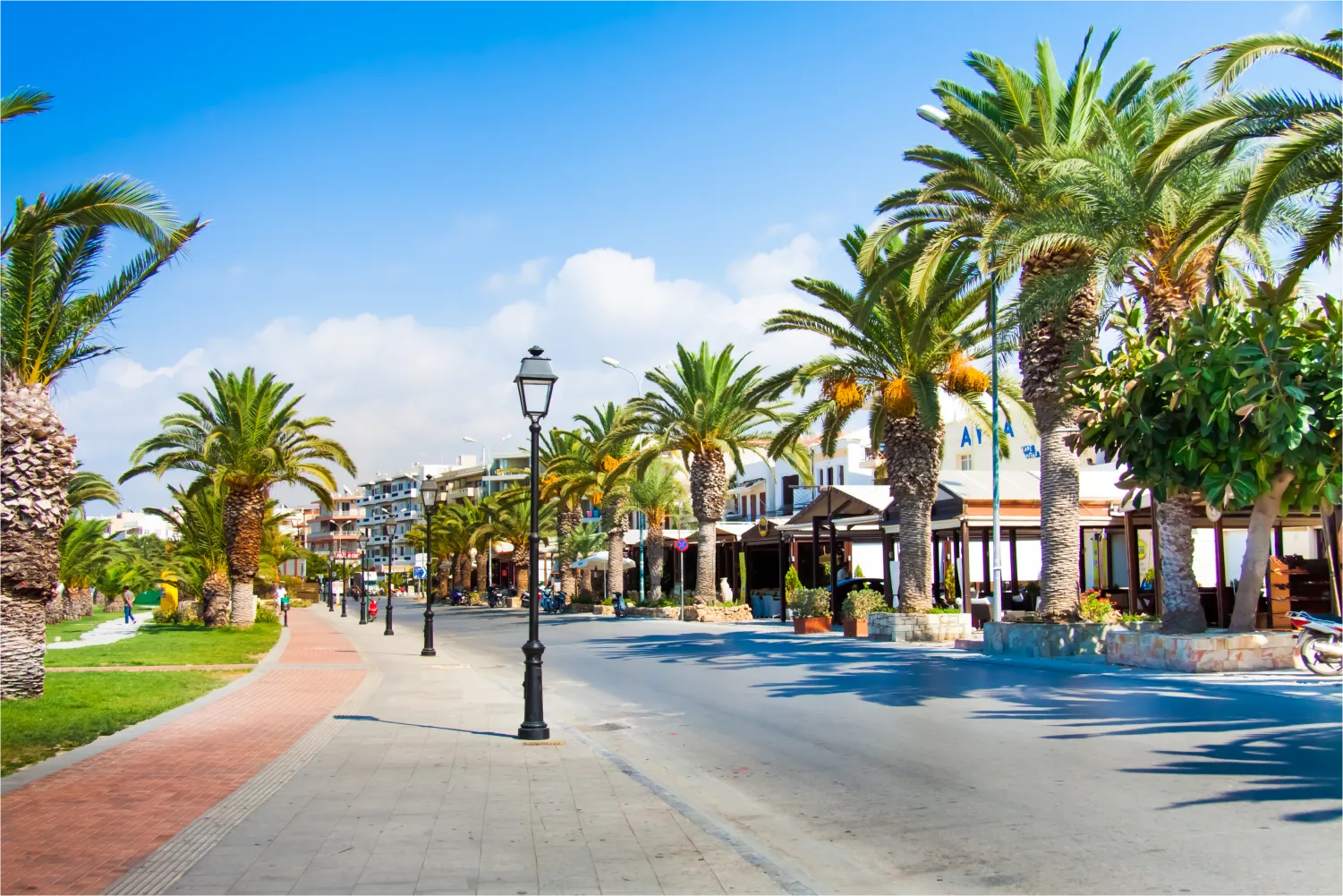 Rue touristique avec palmiers en bord de mer dans la vieille ville de Réthymnon
