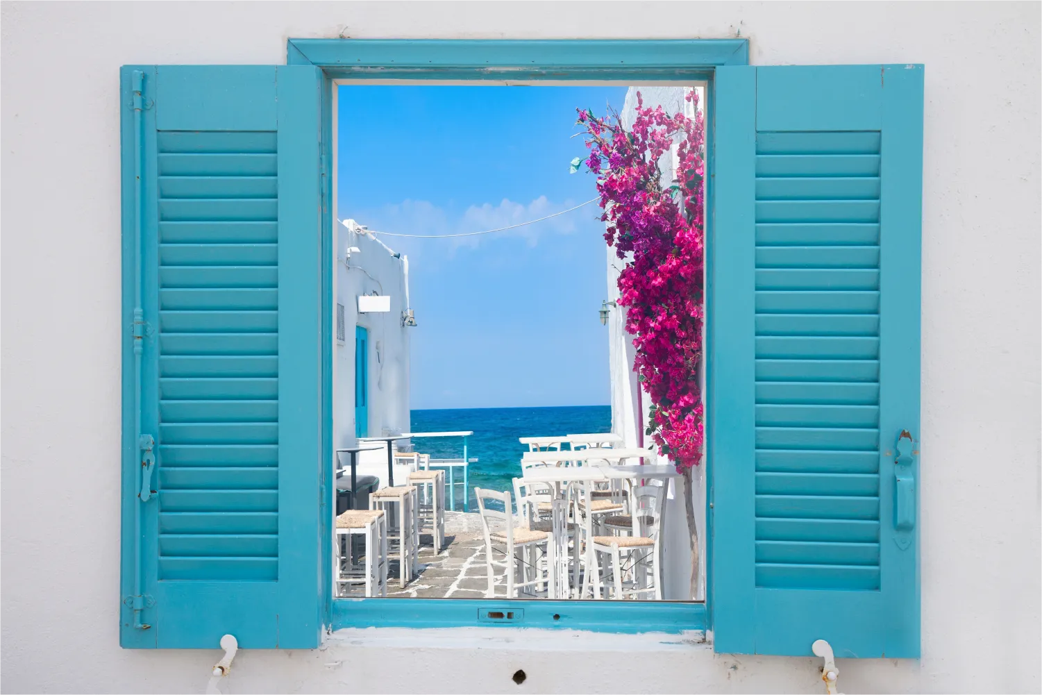 Belle vue d'une rue étroite se terminant dans la mer à travers une fenêtre à Paros