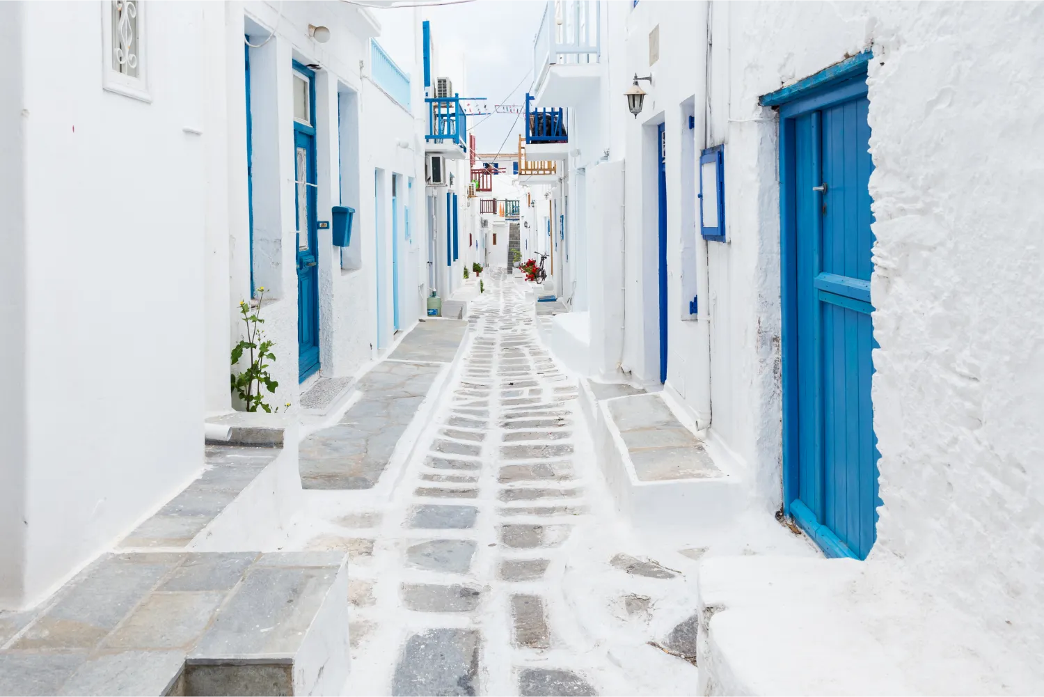 Les bâtiments blanchis à la chaux et les rues étroites de la ville de Mykonos