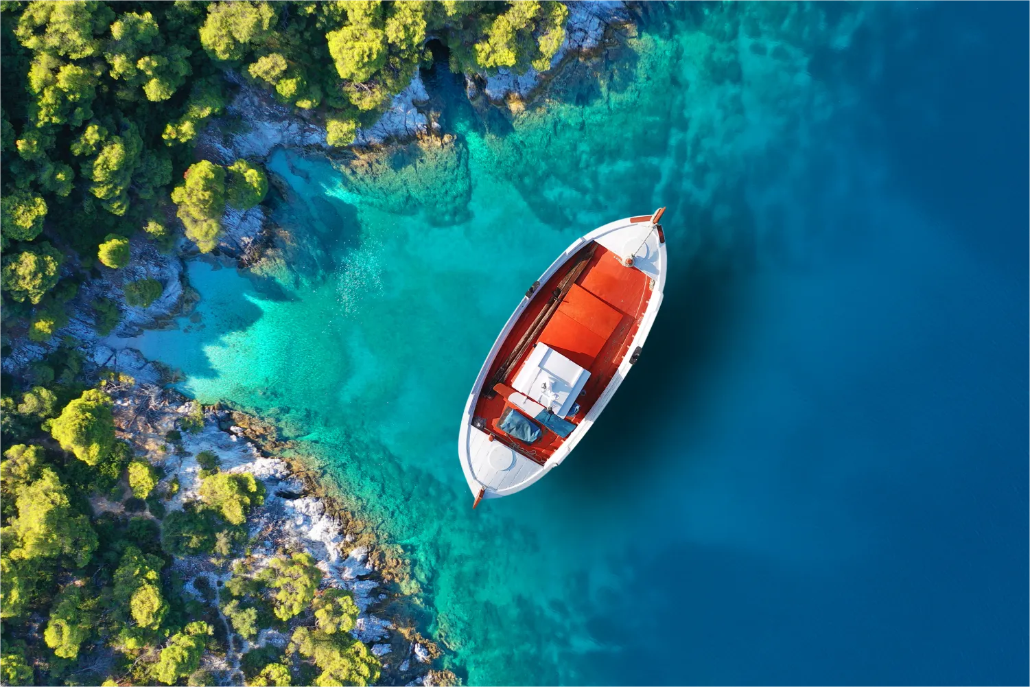 Photo aérienne d'un bateau de pêche traditionnel ancré près du petit port pittoresque d'Agnontas à Skopelos