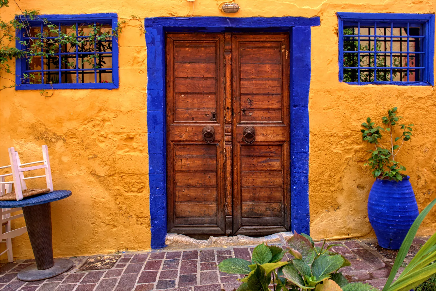 Murs et portes colorés dans un village de Samos