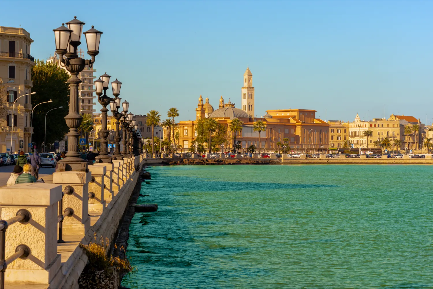 Vue du front de mer de Bari en arrière-plan Basilique San Nicola Apulia