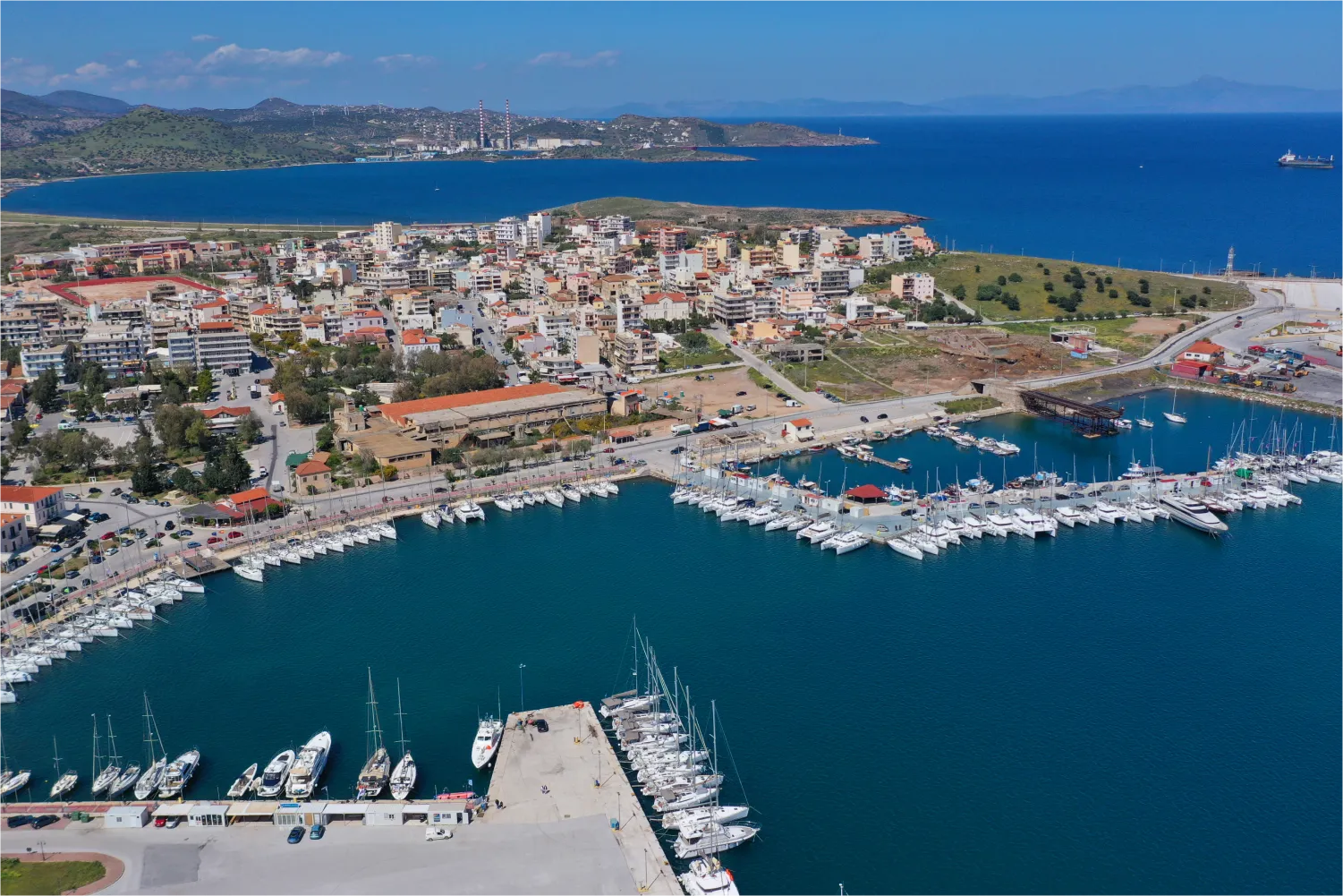 Photo aérienne du port de Lavrio avec des yachts en stationnement
