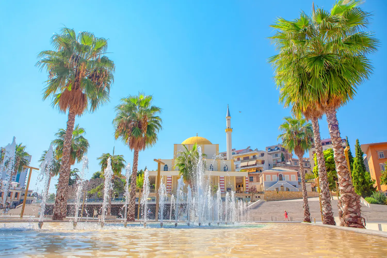Vue de la fontaine et des pins de la grande mosquée du centre de Durres