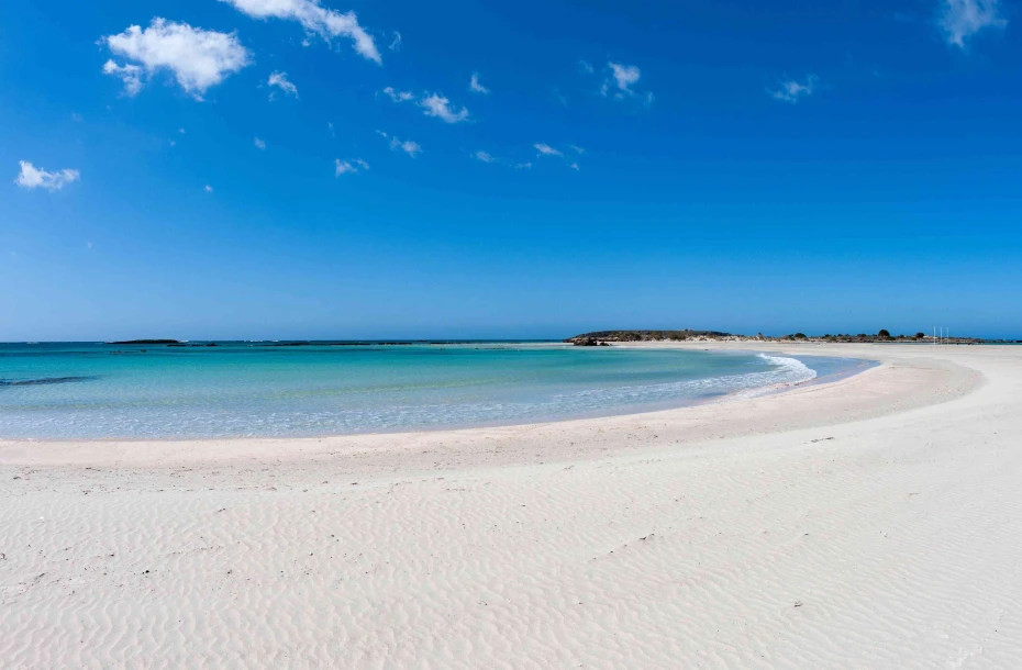Mer turquoise et plage de sable blanc en Grèce