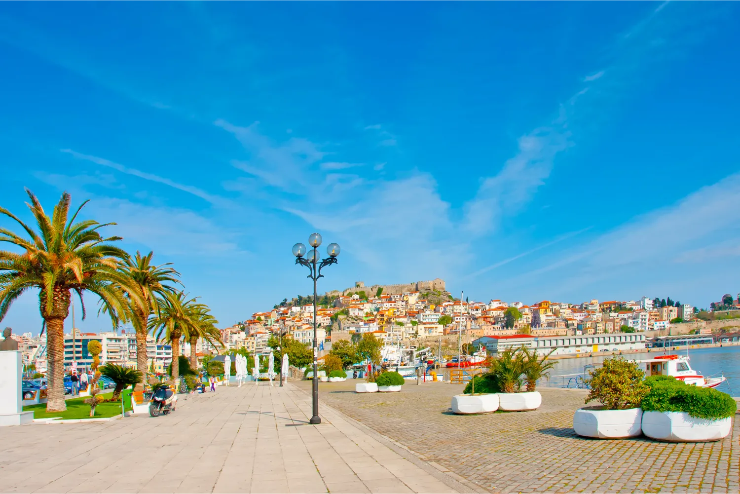 Schöne Promenade am Hafen von Kavala