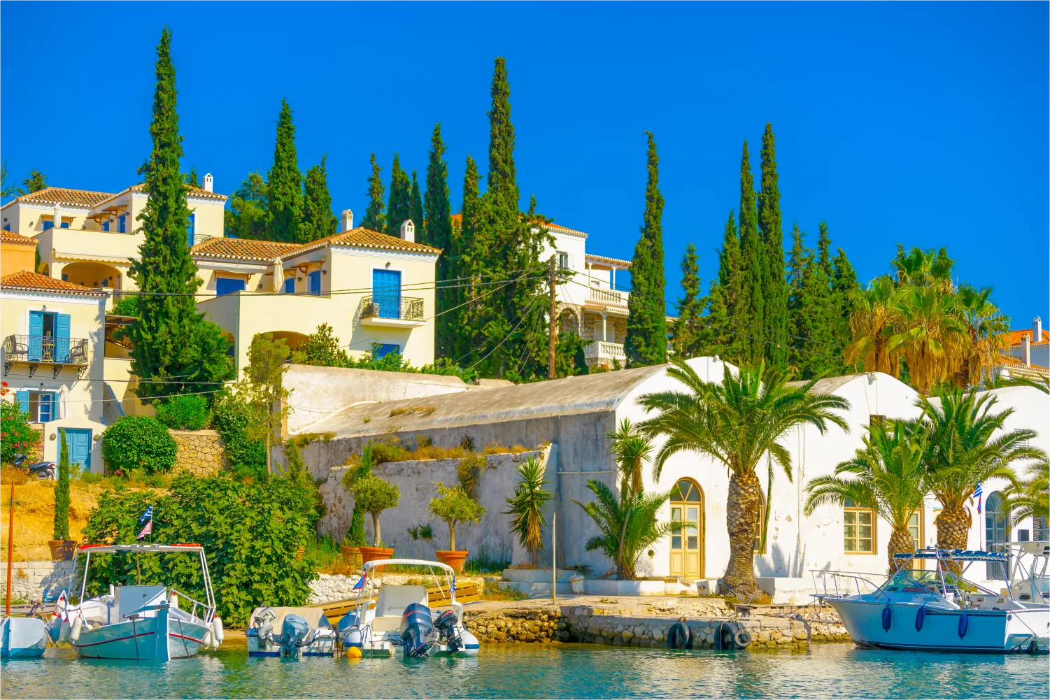 Le vieux port de Spetses avec ses grands arbres et ses maisons traditionnelles