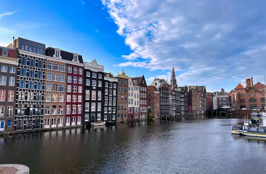 Vue des bâtiments d'Amsterdam et de la rivière
