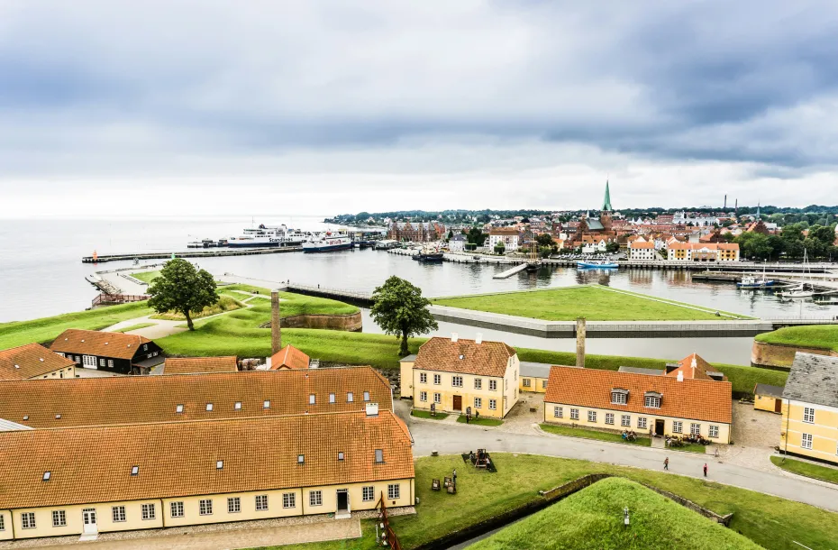 Belle vue du port du Danemark avec la ville en arrière-plan