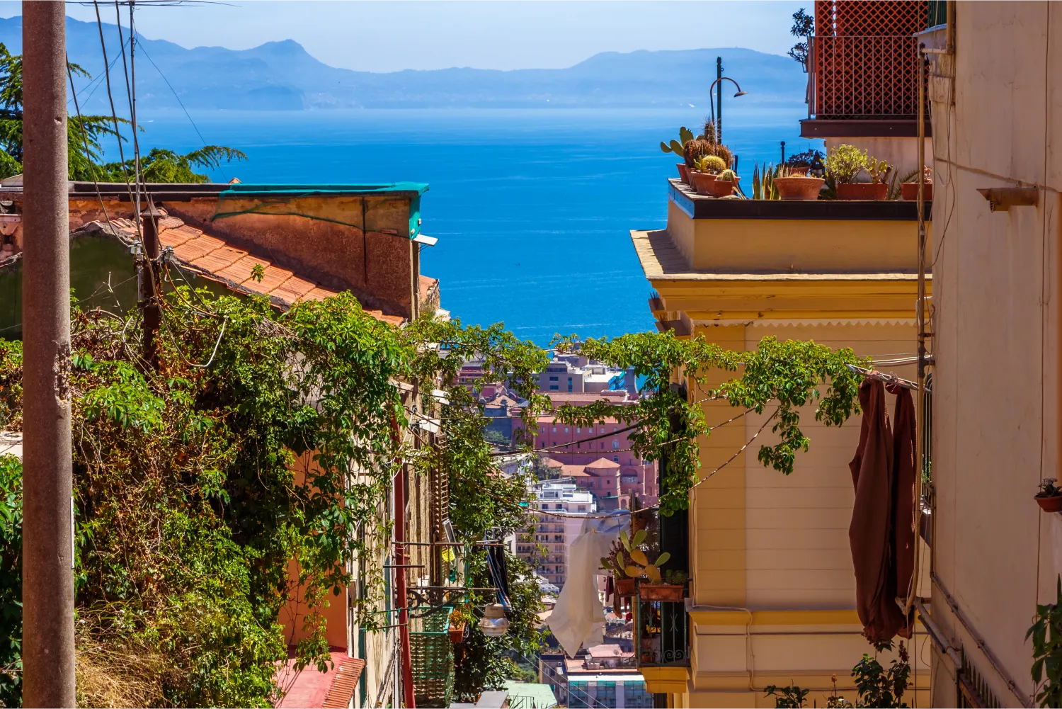 Tasse de café espresso frais dans un café avec vue sur le Vésuve à Naples