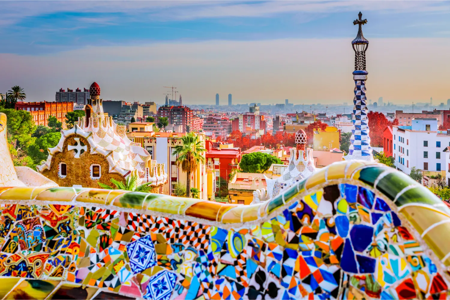 Vue sur la ville depuis le très coloré parc Guell à Barcelone