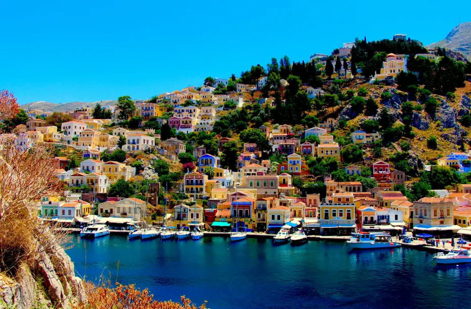 Le port de Chalki avec ses bateaux de pêche traditionnels et ses maisons colorées autour