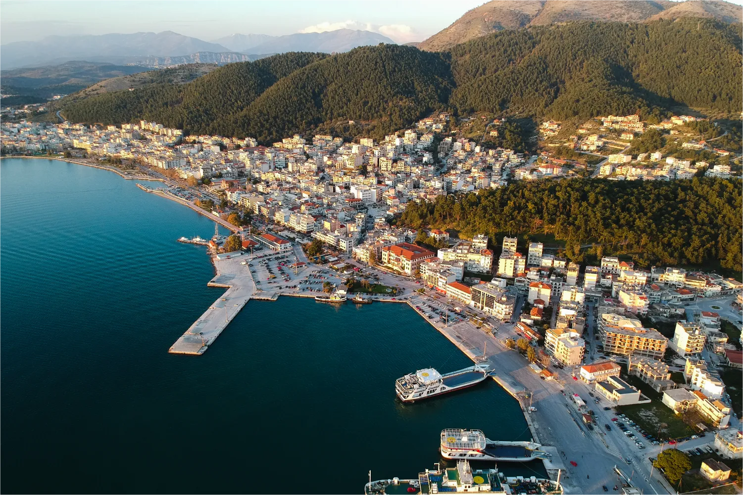 Vue aérienne du port de la ville d'Igoumenitsa
