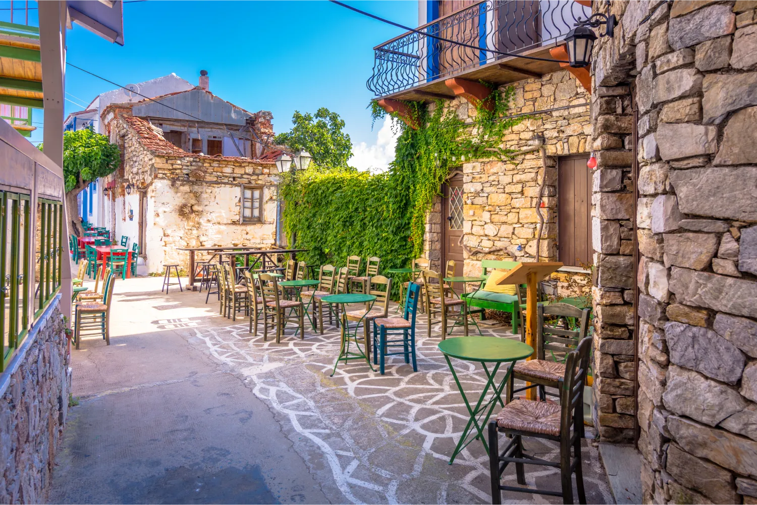 Les rues pavées et les maisons rocheuses de Chora, à Alonissos