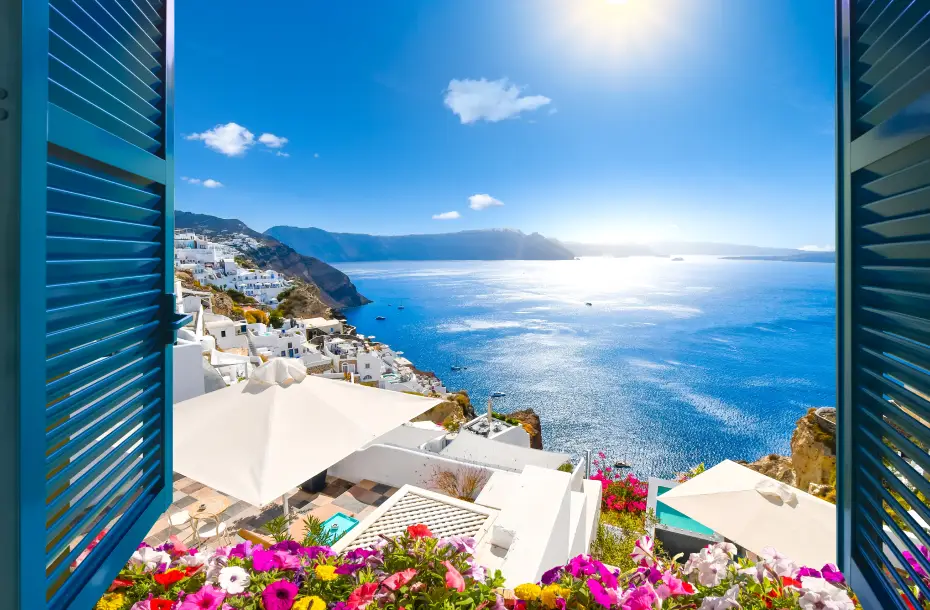 Vue sur l'océan depuis une fenêtre à Oia, Santorin, Grèce