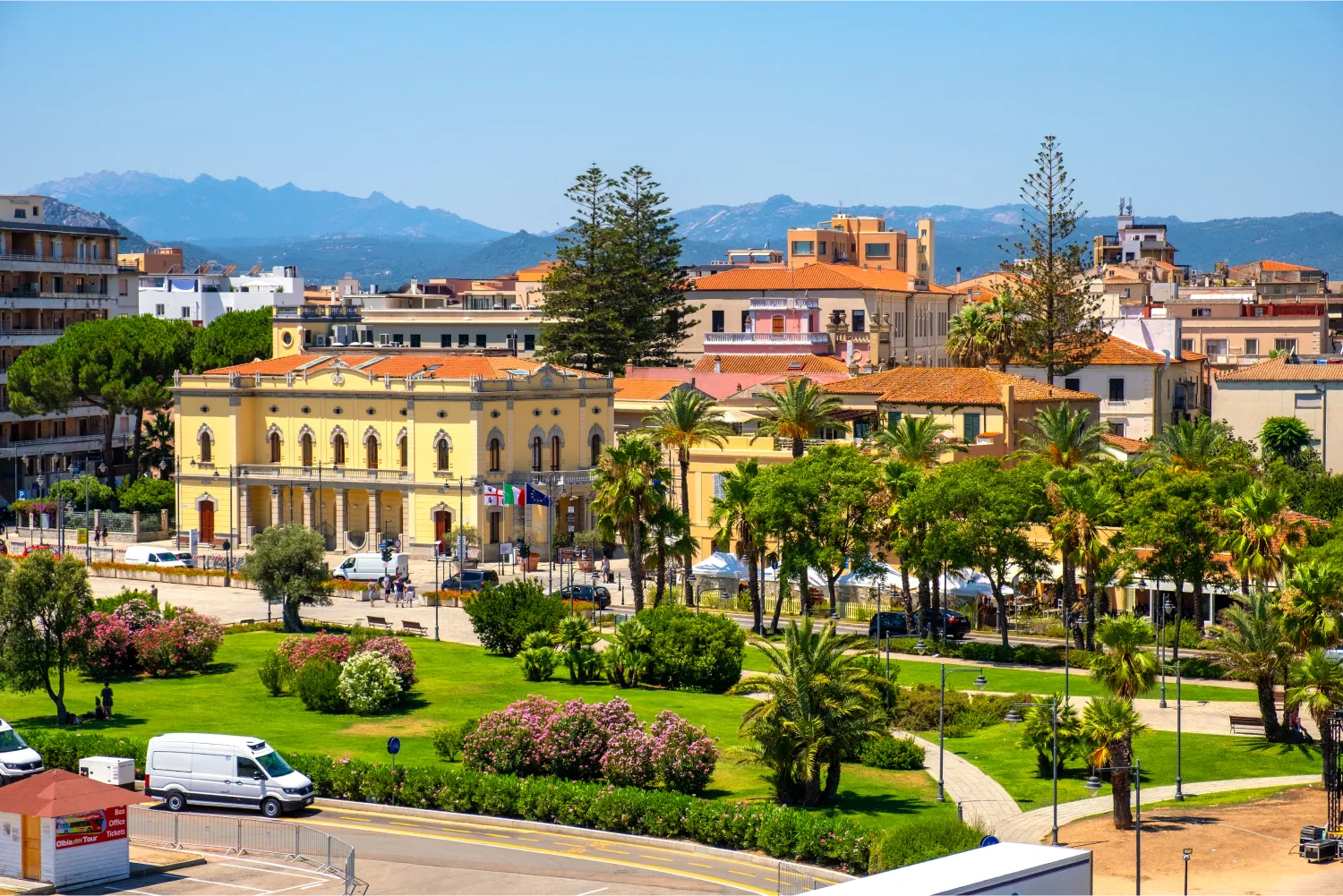 Hôtel de ville Municipio Di Olbia et Piazza Terranova Pausania dans le quartier historique de la vieille ville d'Olbia