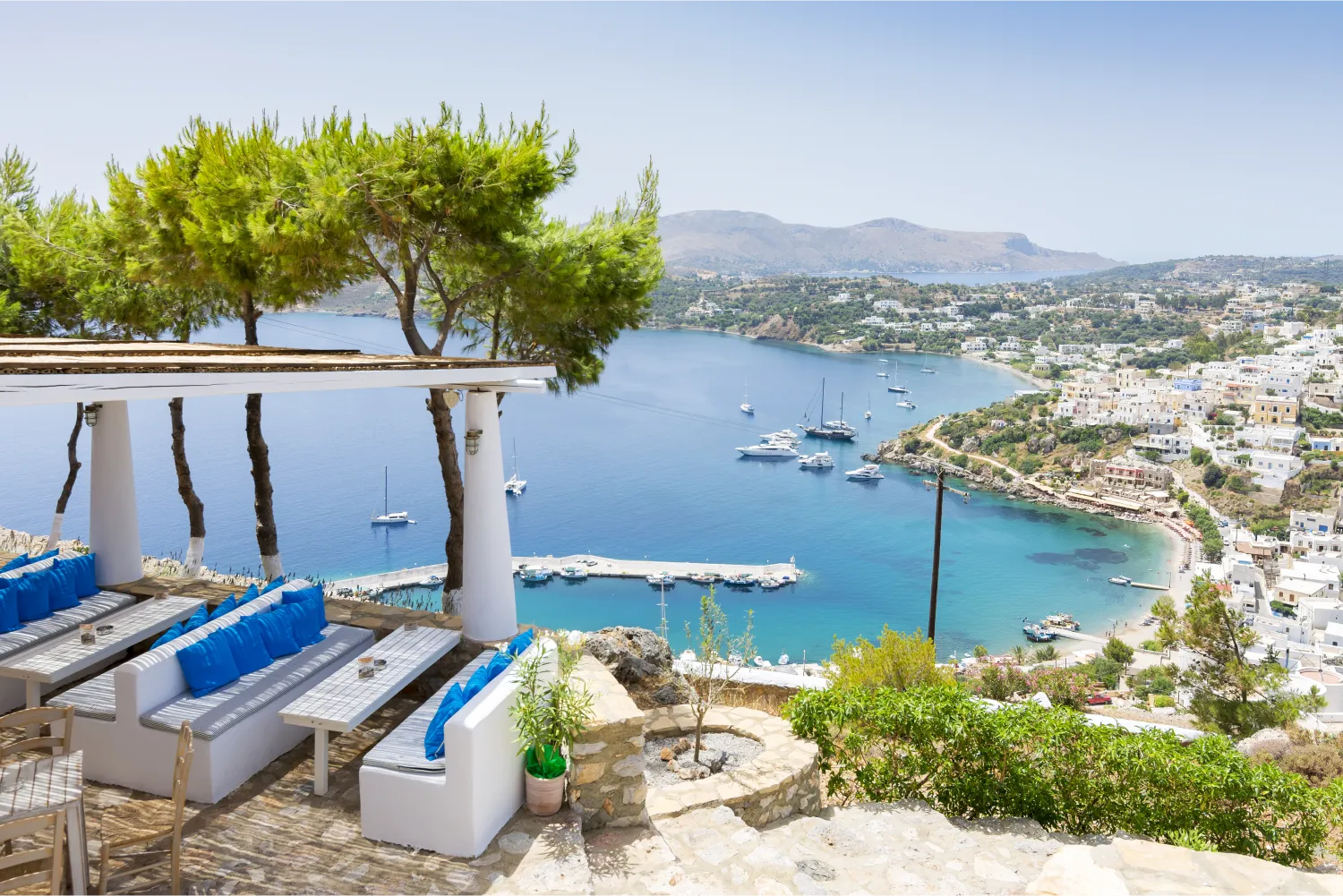 Vue de la plage de Panteli, à Leros, depuis une terrasse de café