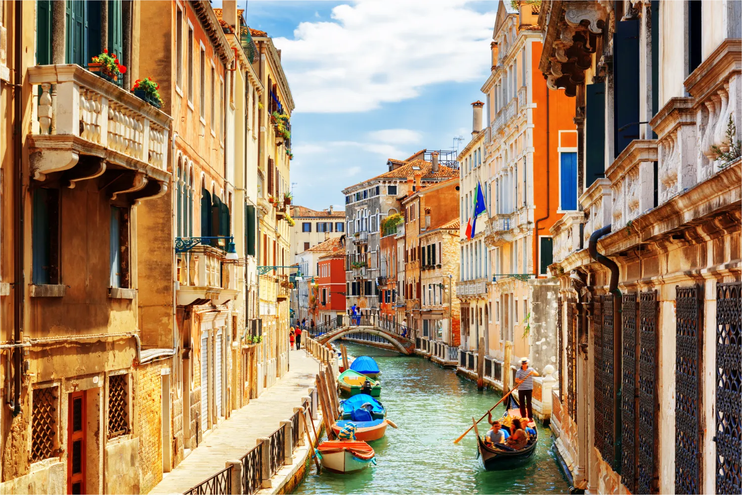 Canal Rio Marin avec bateaux et gondoles depuis le Ponte De La Bergami, Venise