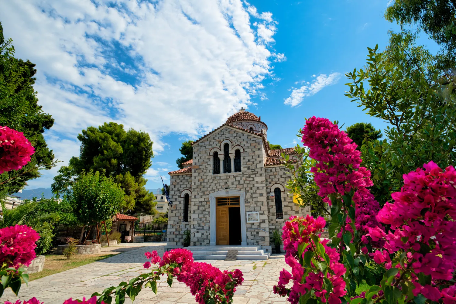 Une église avec un beau jardin dans la ville de Volos