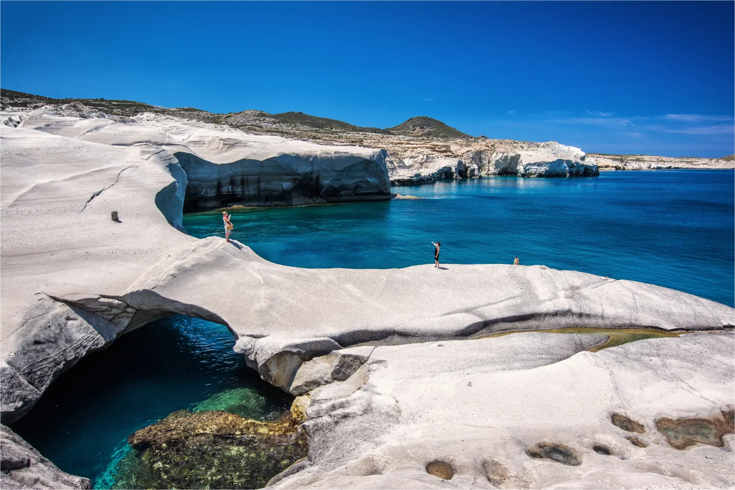 La magnifique plage de Sarakiniko à Milos avec ses rochers blancs et ses eaux bleues