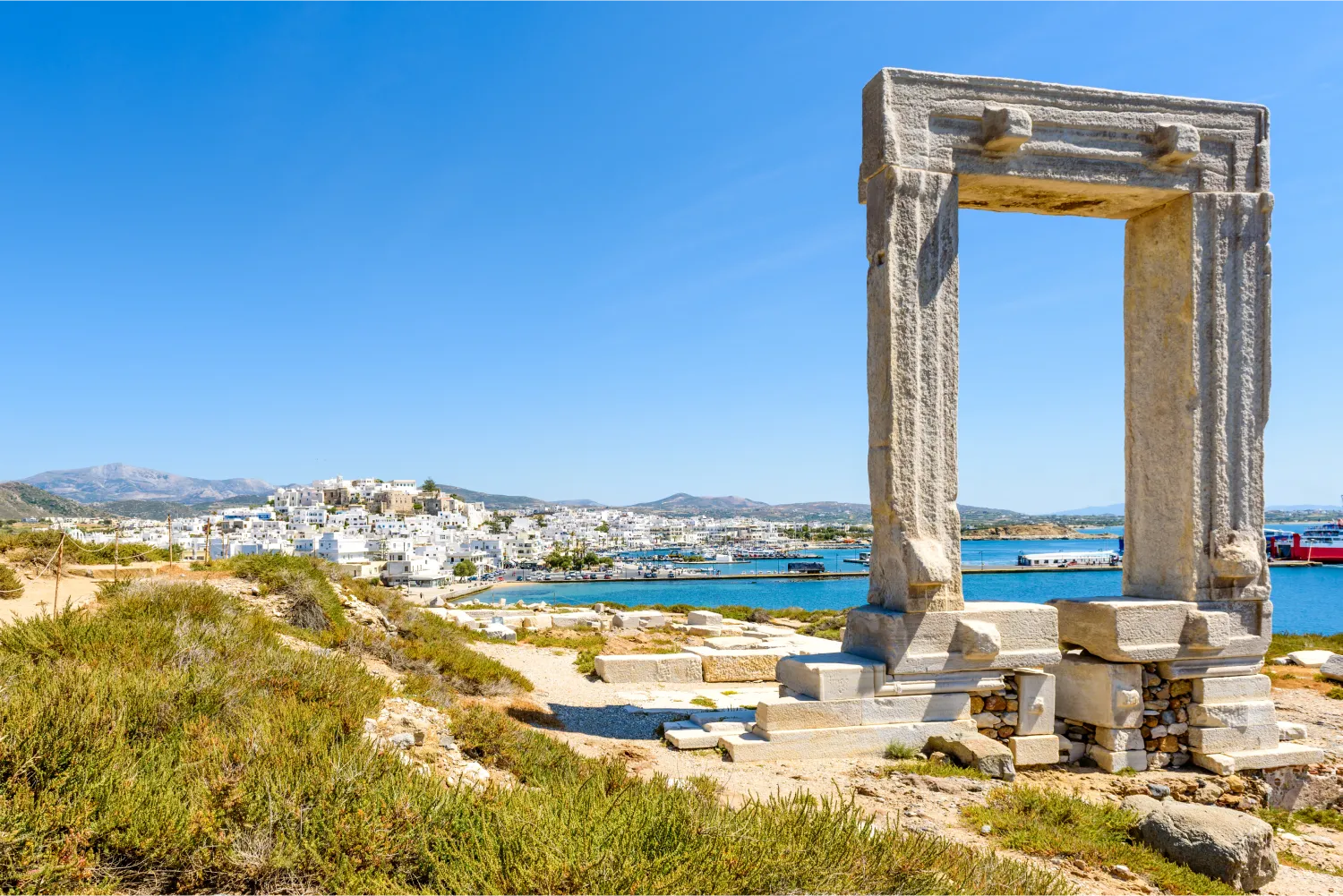 Le célèbre Portara de l'ancien temple de Delian Apollon à Naxos