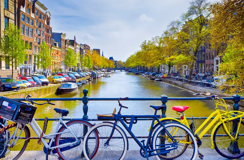 Vélos colorés garés sur le pont au-dessus du célèbre canal d'Amsterdam
