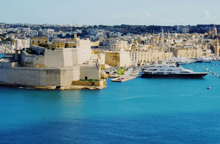 Vue de la vieille ville de Malte et du port avec les yachts amarrés