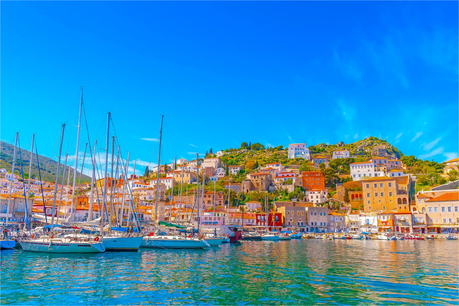 Une marina colorée dans les îles Saroniques en Grèce