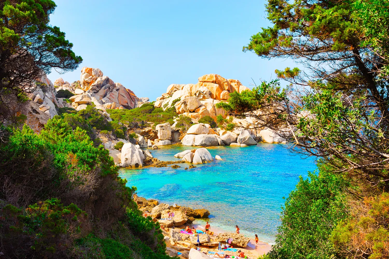Vue sur la plage rocheuse de Capo Testa à Santa Teresa Gallura