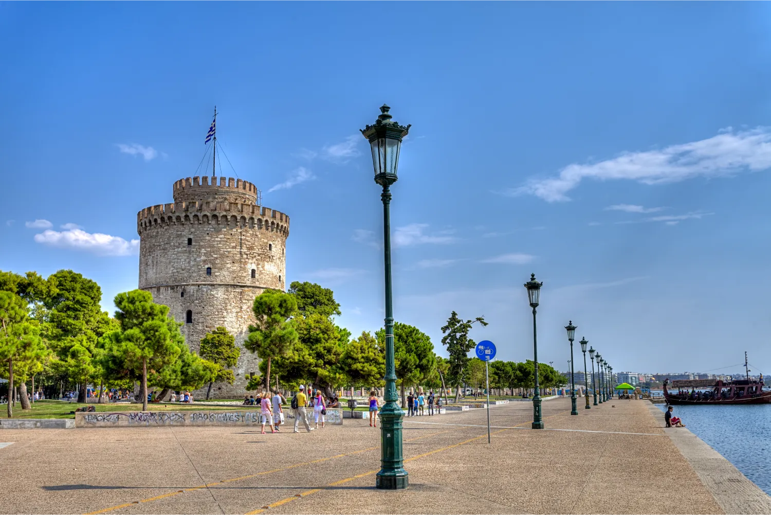 La belle promenade du port de Thessalonique à côté de la Tour Blanche