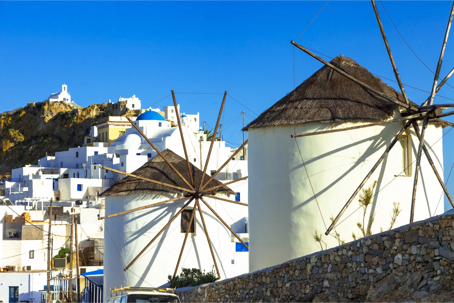 Les moulins à vent de Serifos et Chora en arrière-plan