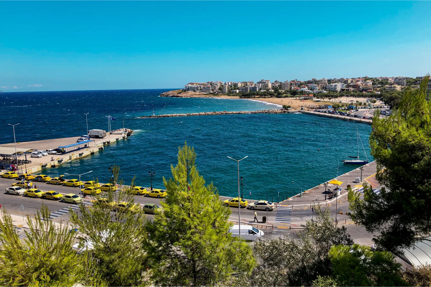 Vue du port de Rafina depuis une falaise