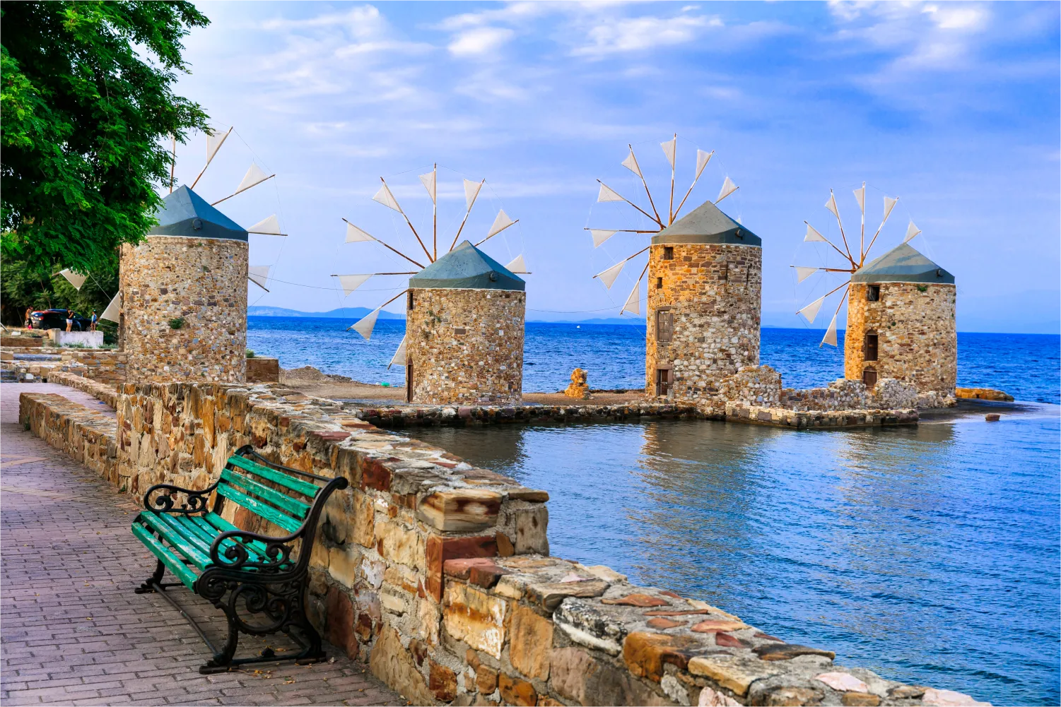 Série de vieux moulins à vent au-dessus de la mer sur l'île de Chios