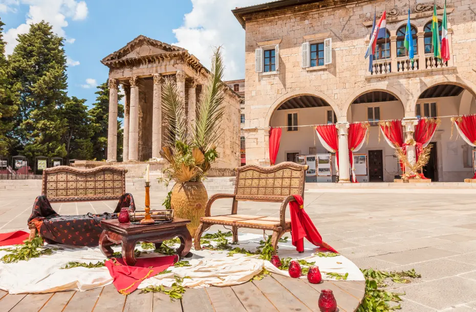 Place du Forum décorée pour les Journées de l'Antiquité - Pula Superiorvm dans la vieille ville de Pula