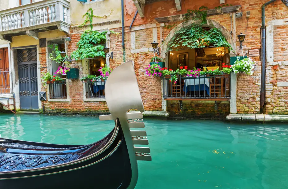 Café charmant dans les canaux de Venise, Italie