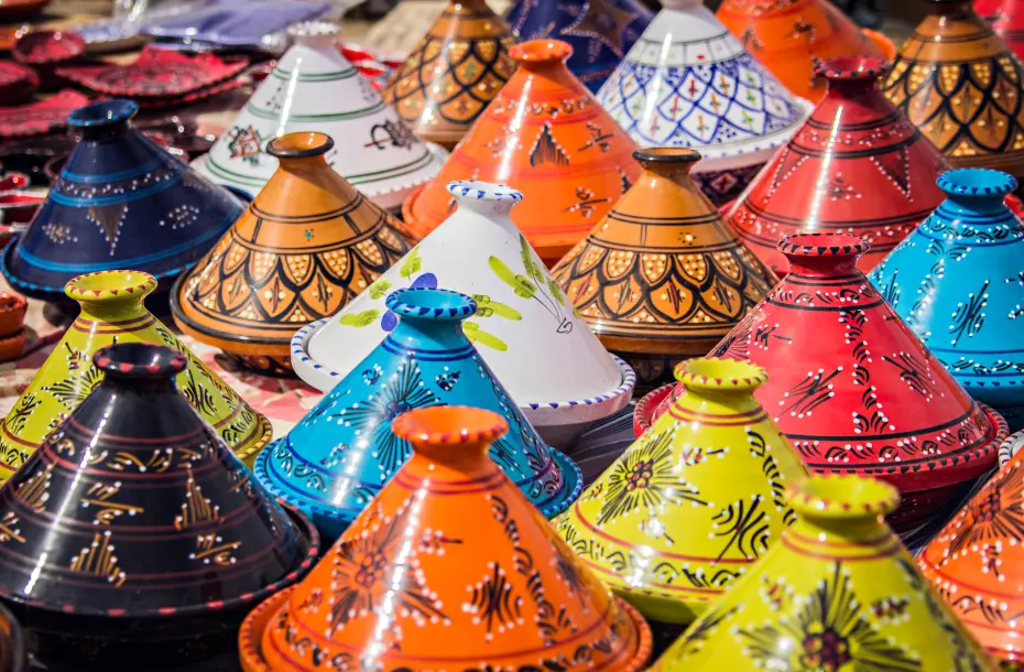 Vaisselle traditionnelle berbère appelée Tajine, utilisée pour la cuisson du couscous en Algérie.