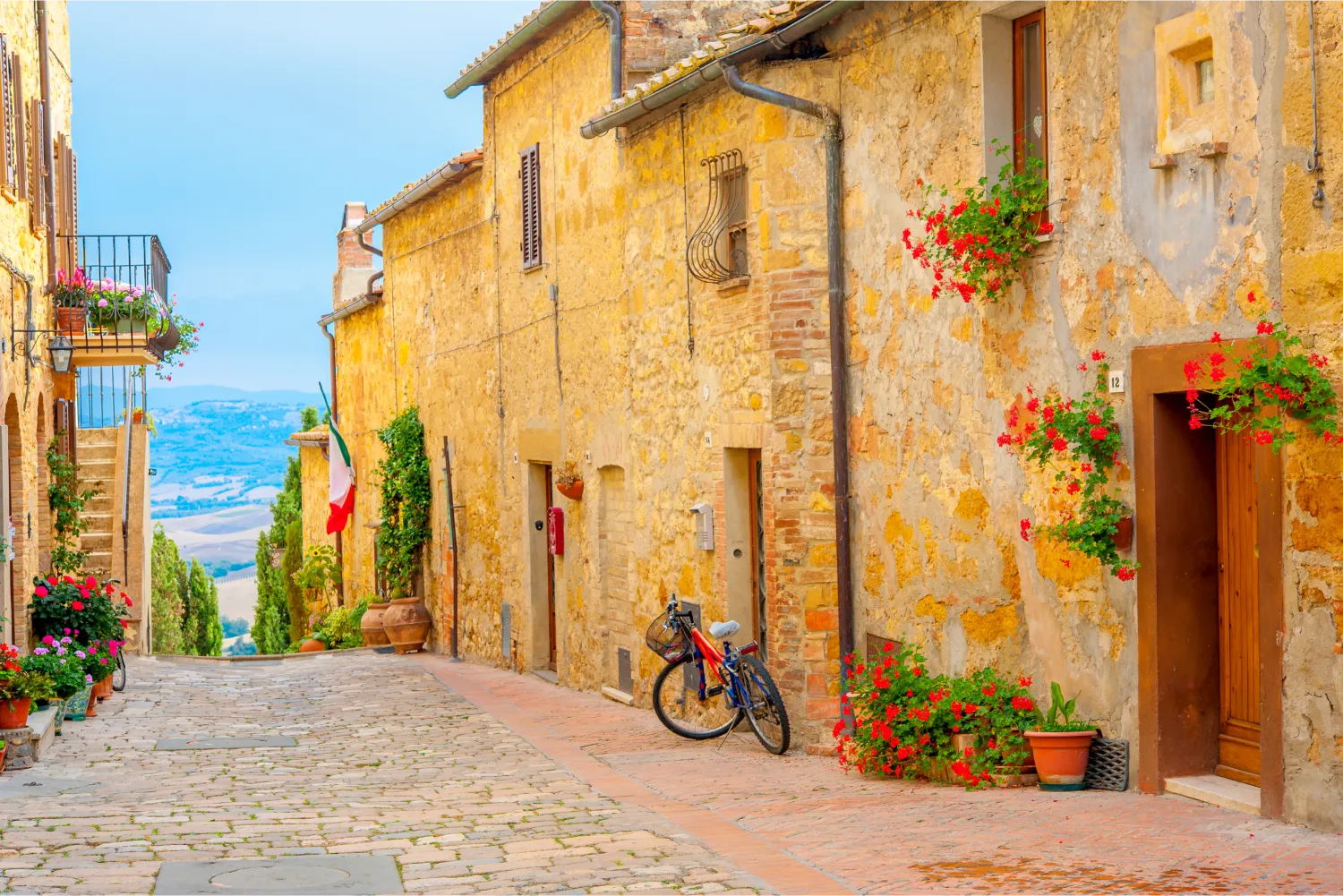 Rue du magnifique petit village de San Gimignano à Livourne avec vue sur la vallée toscane