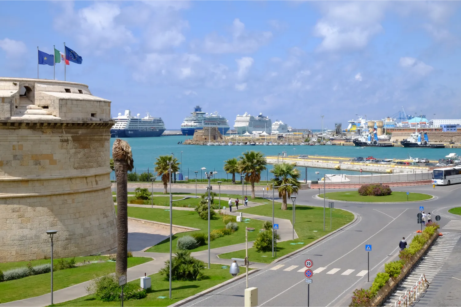 Une rue et la tour du Forte Michelangelo dans le port de Civitavecchia