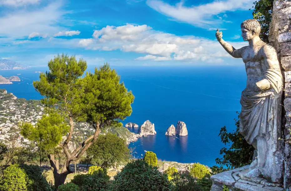 La statue de l'empereur Auguste sur une colline de Capri, surplombant la mer bleue et les « Grottes »