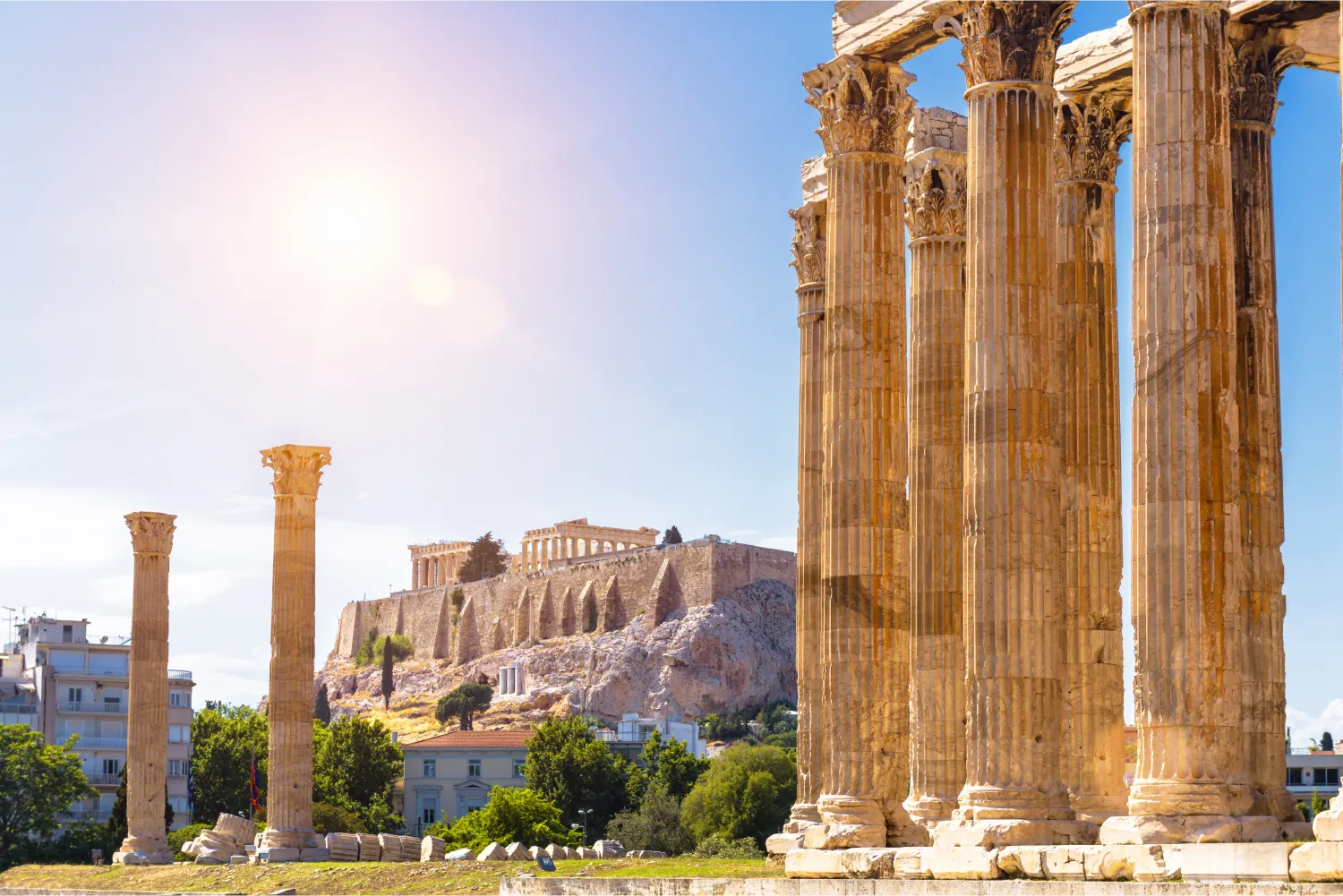 Vue du temple de Zeus surplombant l'Acropole d'Athènes en Grèce