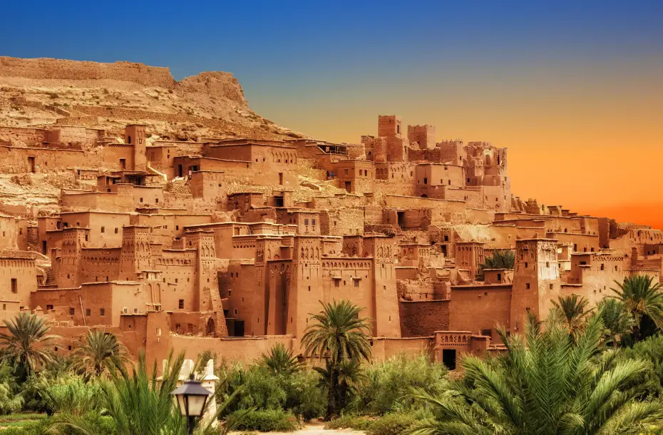 Vue de la Kasbah Ait Ben Haddou à côté des montagnes du Haut Atlas, Maroc