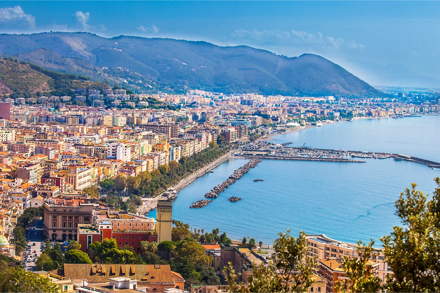 Vue sur Salerne et le golfe de Salerne