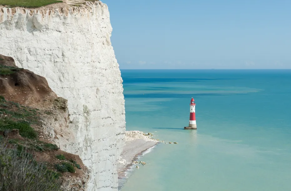 Vue imprenable sur le parc national des Seven Sisters avec ses falaises blanches et son phare blanc-rouge à Douvres, East Sussex, Angleterre