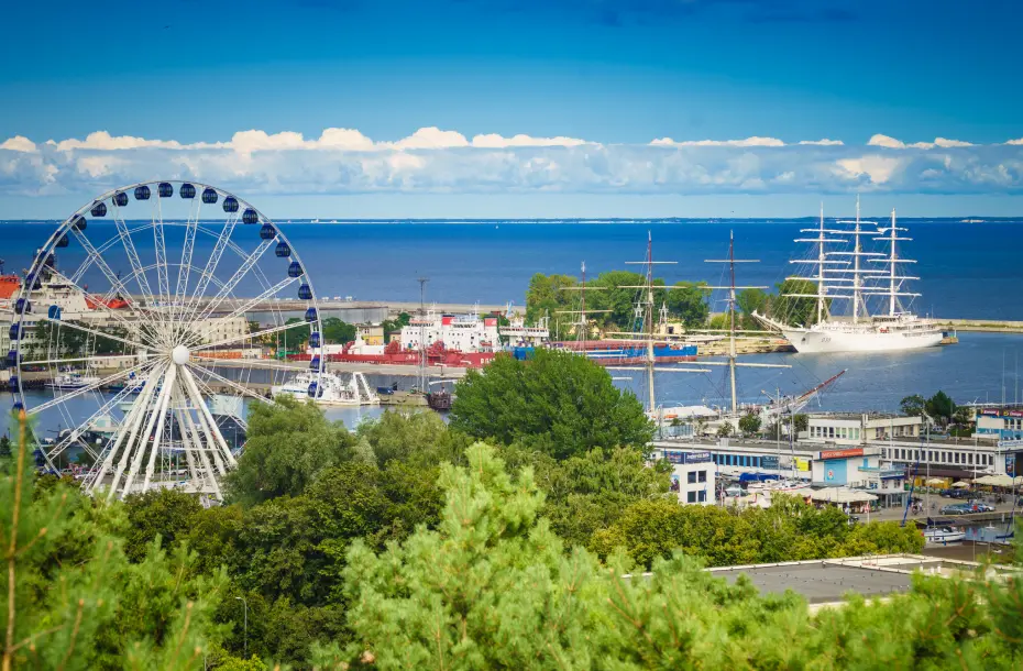 Arbres, roue de ferry et port de ferry de Gdynia, Pologne