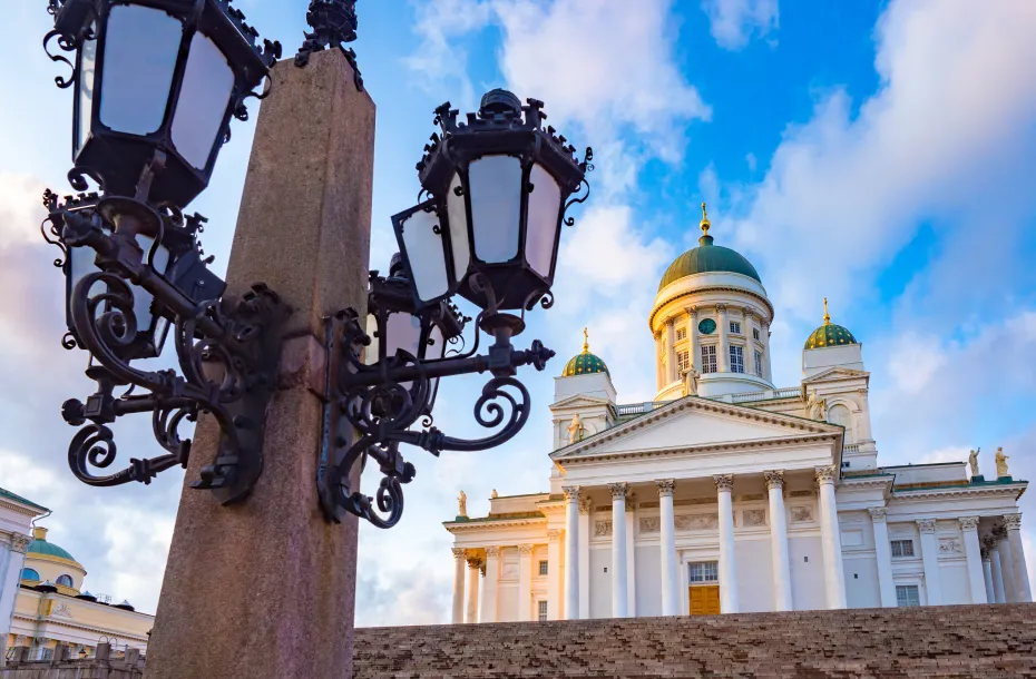 Une lanterne sur la place du Sénat à Helsinki et la cathédrale Saint-Nicolas en arrière-plan