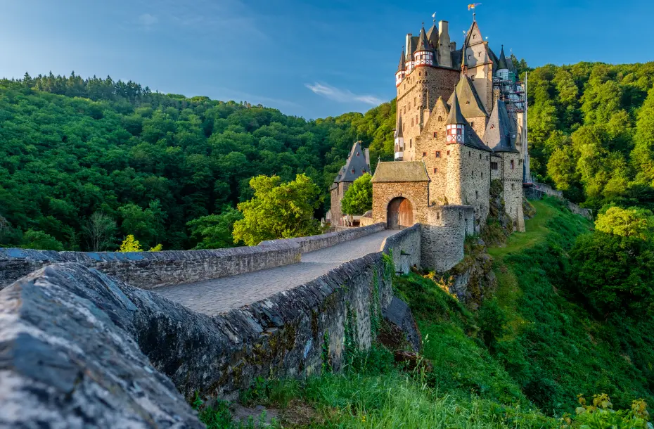 Le magnifique château d'Eltz avec ses forêts luxuriantes qui l'entourent en Rhénanie-Palatinat, en Allemagne