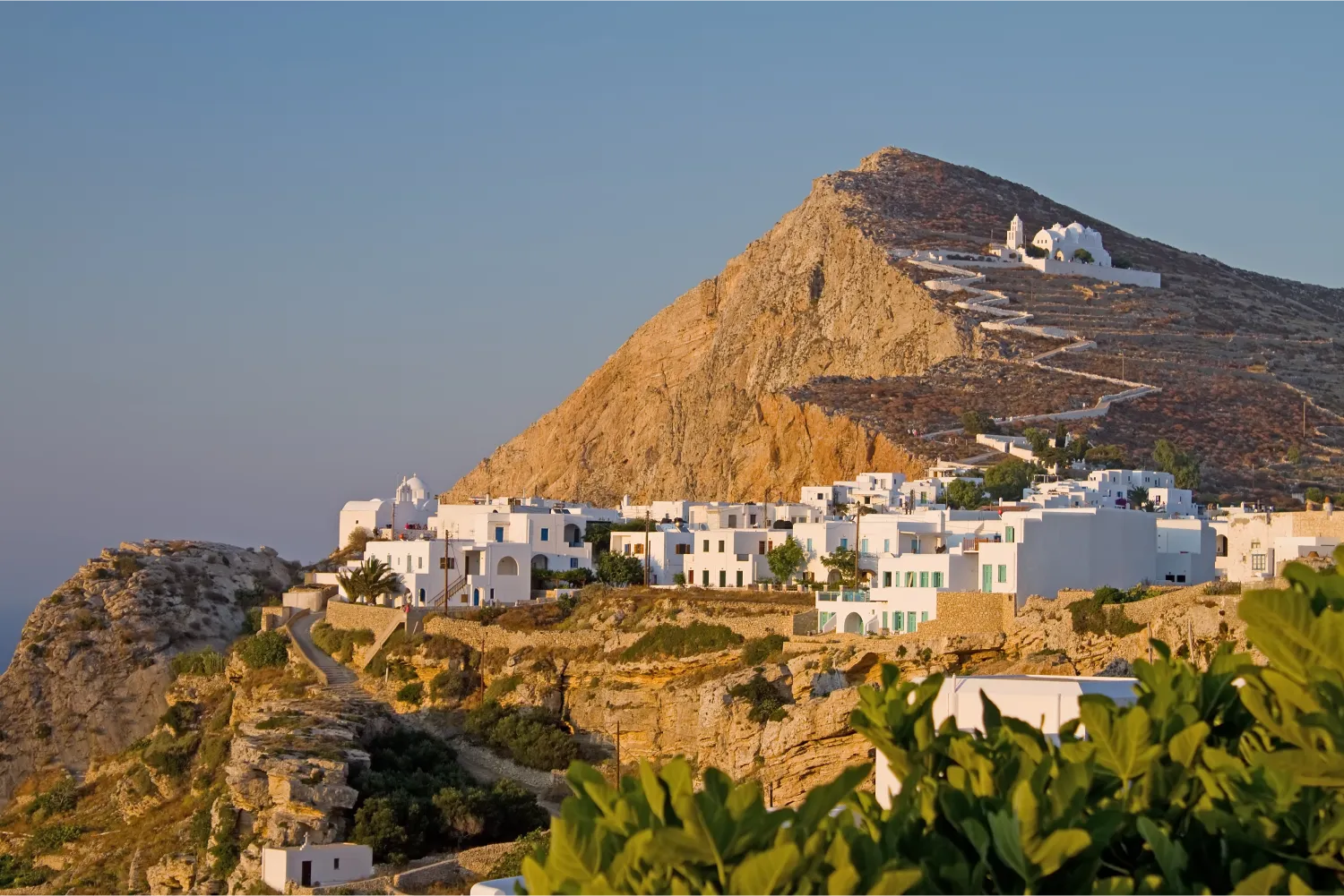 La ville pittoresque de Chora à Folegandros et l'église de la Vierge Marie qui la surplombe