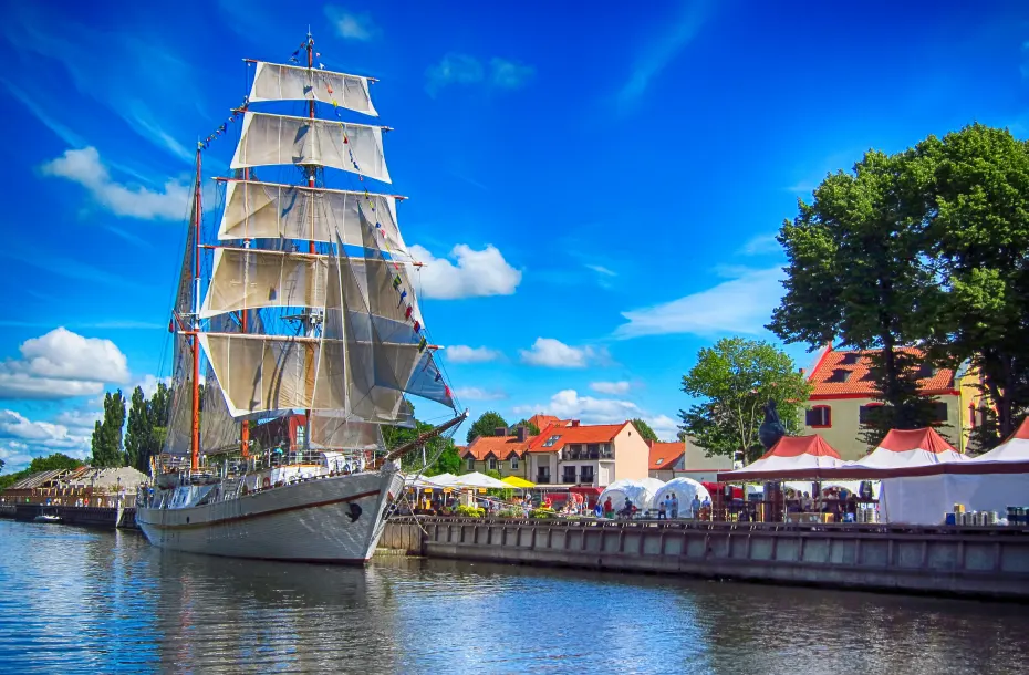 Le voilier-école « Meridianas » avec son restaurant, au port de Klaipeda