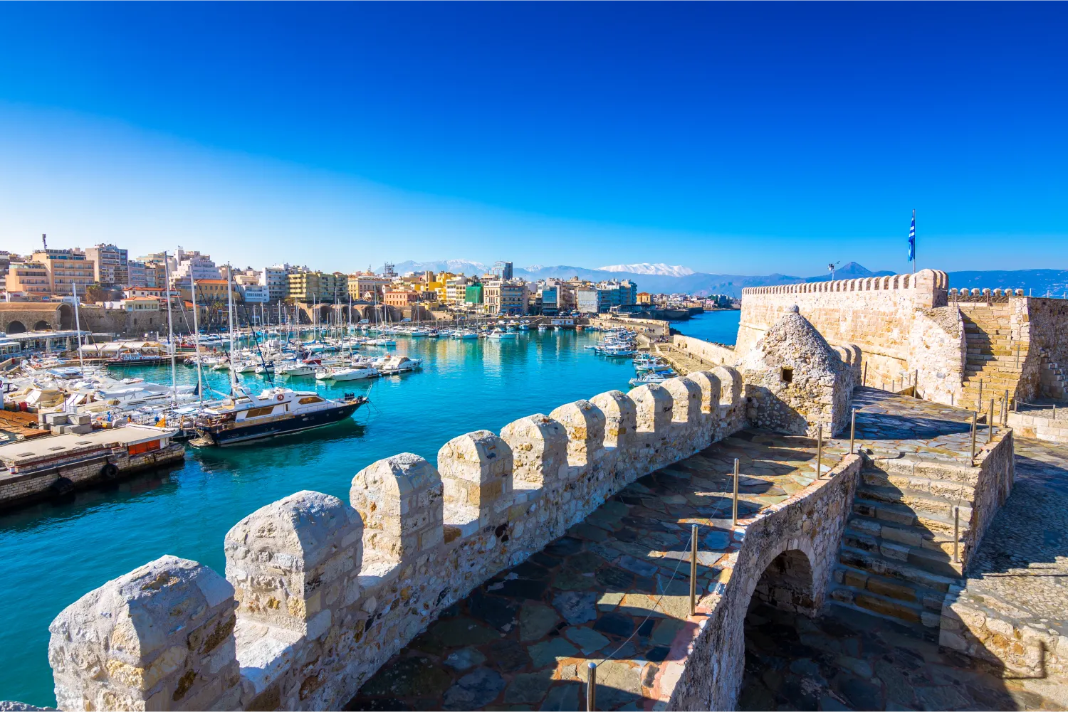 Port d'Héraklion avec l'ancien fort vénitien Koule et les chantiers navals, Crète